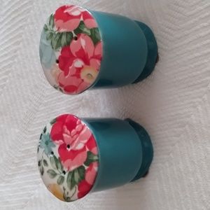 The Pioneer Woman Salt and pepper shakers